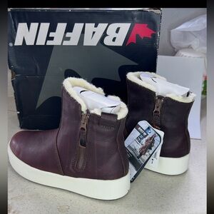NWT Baffin Dark Brown Boots with Cream Trim